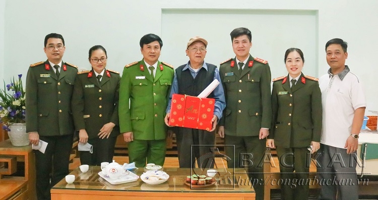 Đại tá Nguyễn Thanh Tuân, Phó Giám đốc Công an tỉnh thăm hỏi tặng quà gia Liệt sĩ Công an nhân dân