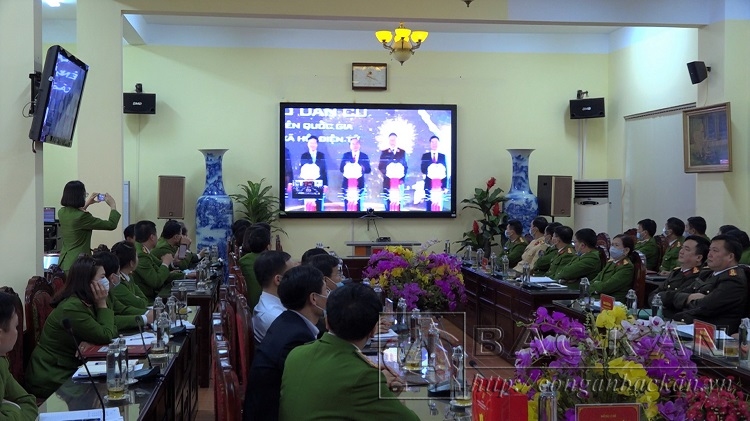 Thủ tướng Nguyễn Xuân Phúc và các đại biểu thực hiện nghi thức kích hoạt khai trương hệ thống