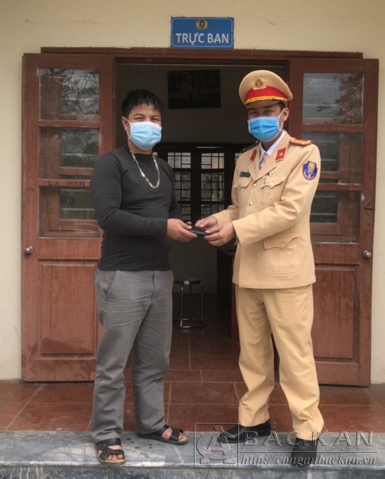 Trung tá Nguyễn Huy Cường trao trả tài sản cho ông Đỗ Văn Chung