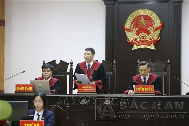 Thẩm phán Ngô Tự Học, Chủ tọa phiên tòa đọc bản án, tuyên án các bị cáo. Ảnh: TTXVN