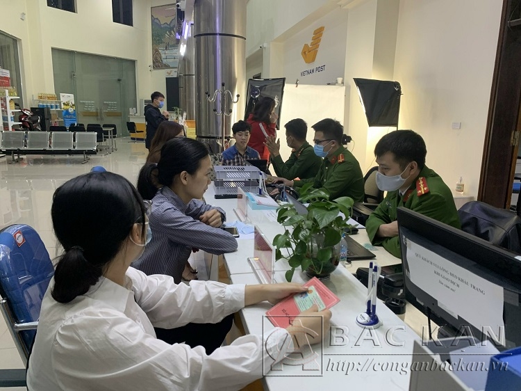 Công dân đến làm CCCD tại Trung tâm hành chính công tỉnh Bắc Kạn tối 11 3