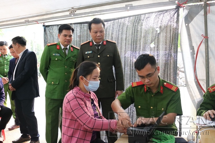 Đại tá Hà Văn Tuyên Giám đốc Công an tỉnh động viên cán bộ chiến sĩ Công an huyện Pác Nặm làm nhiệm vụ cấp căn cước công dân tại xã Nghiên Loan