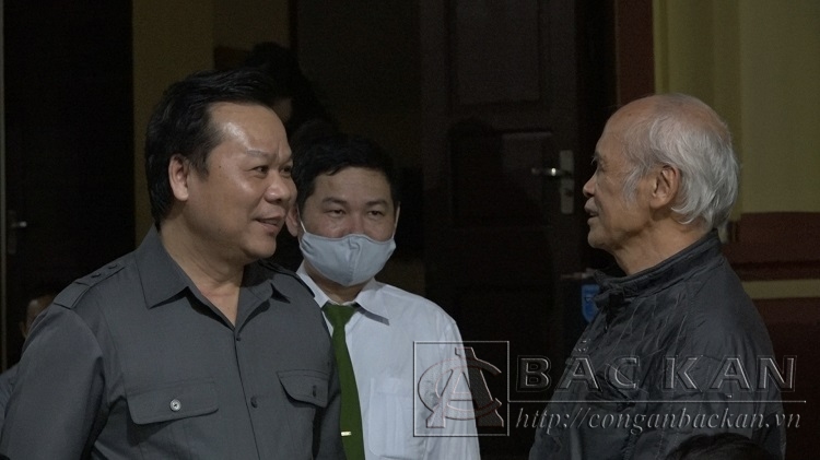 Đại tá Hà Văn Tuyên – Giám đốc Công an tỉnh (đứng bên trái) thăm hỏi người dân đến làm thủ tục cấp thẻ CCCD tại điểm lưu động xã Nguyên Phúc, huyện Bạch Thông