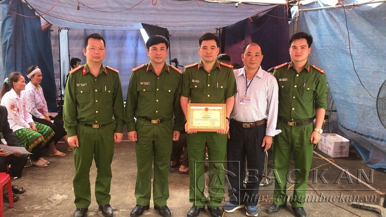 Đại tá Nguyễn Thanh Tuân – Phó Giám đốc Công an tỉnh trao Giấy khen cho Công an huyện Pác Nặm