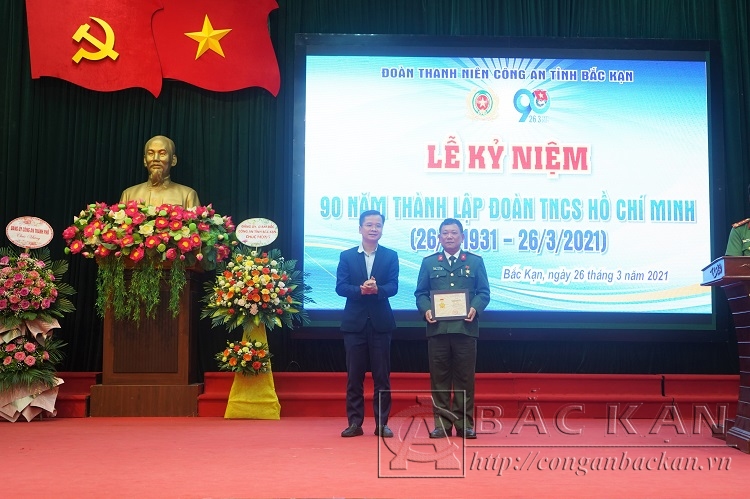 Đồng chí Nông Bình Cương, Bí thư Tỉnh đoàn Bắc Kạn trao kỷ niệm chương cho Đại tá Đinh Quang Huy – Phó Giám đốc Công an tỉnh
