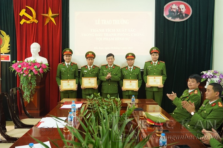 Thượng úy Nông Văn Hậu ( ngoài cùng bên phải) được Giám đốc Công an tỉnh khen thưởng đột xuất trong đấu tranh với tội phạm hình sự