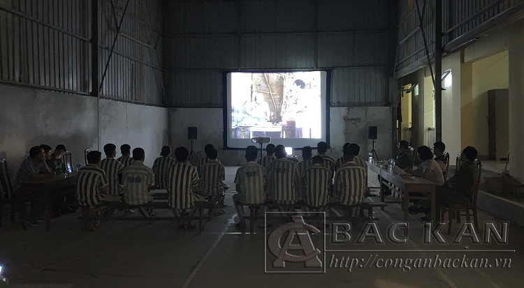 Buổi chiếu phim màn hình rộng tại tại Nhà sinh hoạt, giáo dục phạm nhân Trại tạm giam Công an tỉnh
