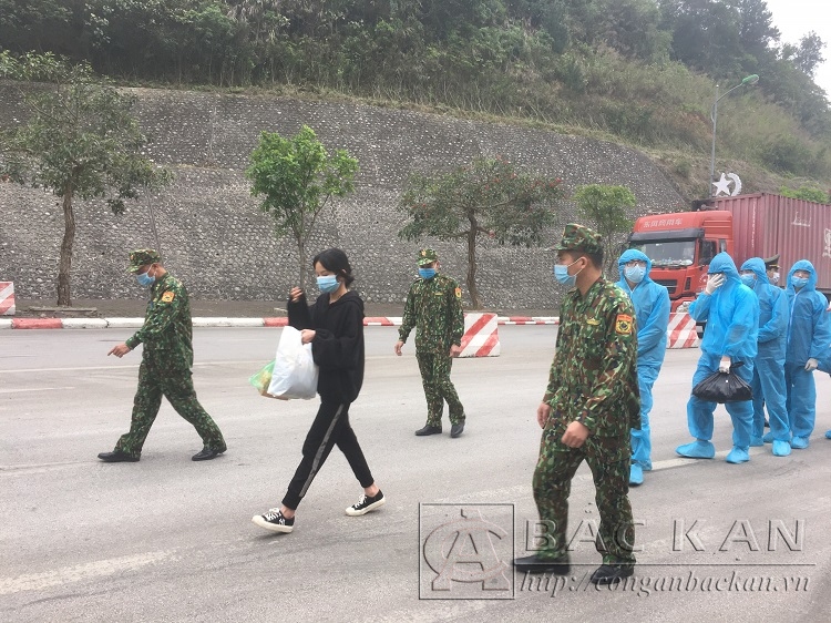 Công an Bắc Kạn phối hợp với lực lượng chức năng trao trả He Li Zhen tại cửa khẩu Quốc tế Hữu Nghị tỉnh Lạng Sơn