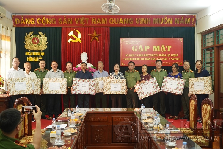 Đại tá Đinh Quang Huy, Phó Giám đốc Công an tỉnh tặng quà cho cán bộ hưu trí