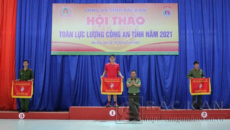 Đại tá Đinh Quang Huy, Phó Giám đốc Công an tỉnh trao giải nhất, nhì, ba toàn đoàn tại hội thao
