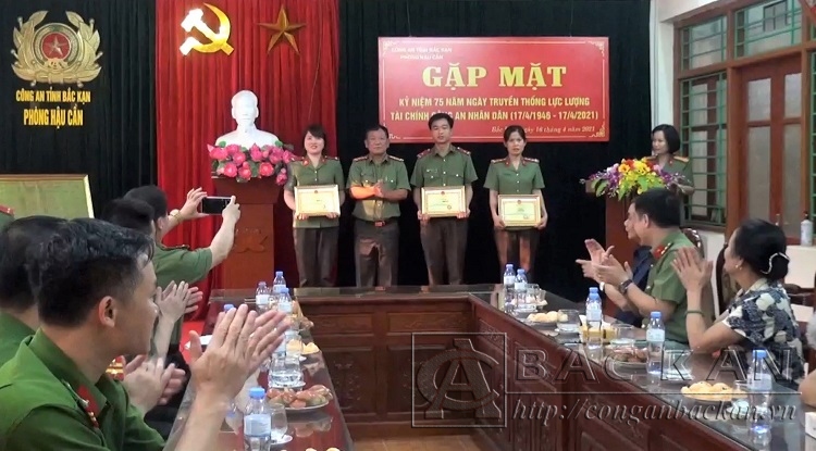 Đại tá Đinh Quang Huy, Phó Giám đốc Công an tỉnh trao giấy khen cho các cá nhân