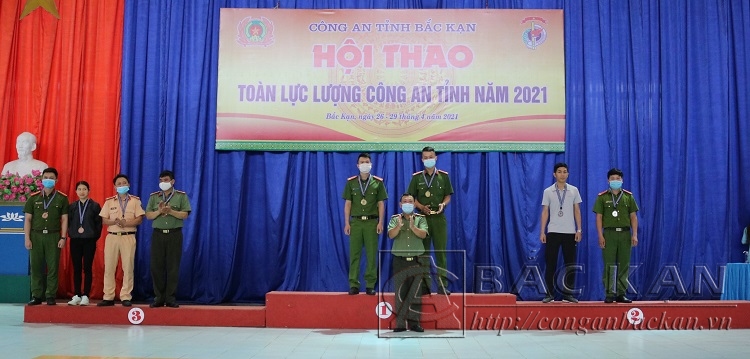 Đại tá Đinh Quang Huy, Phó Giám đốc Công an tỉnh trao huy chương cho các vận động viên có thành tích cao trong môn cầu lông