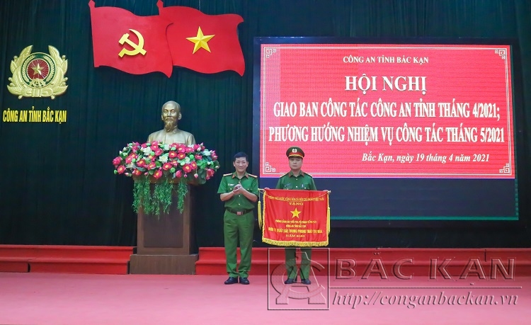 Đại tá Hà Trọng Trung   Phó Bí thư Đảng ủy, Phó Giám đốc Công an tỉnh trao cờ thi đua của Thủ tướng Chính phủ cho Phòng Cảnh sát điều tra tội phạm về ma túy