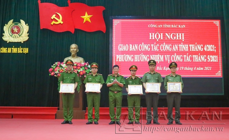 Đại tá Hà Trọng Trung Phó Bí Thư Đảng ủy, Phó Giám đốc Công an tỉnh trao tặng Bằng khen của UBND tỉnh cho các tập thể, cá nhân