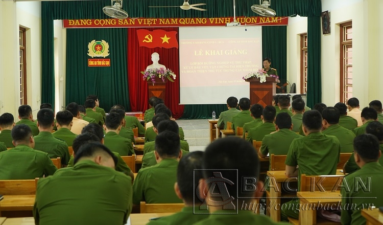 Đại tá Hà Trọng Trung   Phó Giám đốc Công an tỉnh phát biểu khai mạc lớp tập huấn
