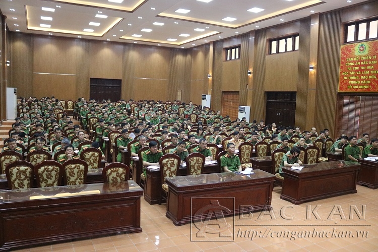 Đông đảo cán bộ, đảng viên thuộc Đảng bộ Công an tỉnh được tham gia học tập Nghị quyết Đại hội đại biểu toàn quốc lần thứ XIII của Đảng