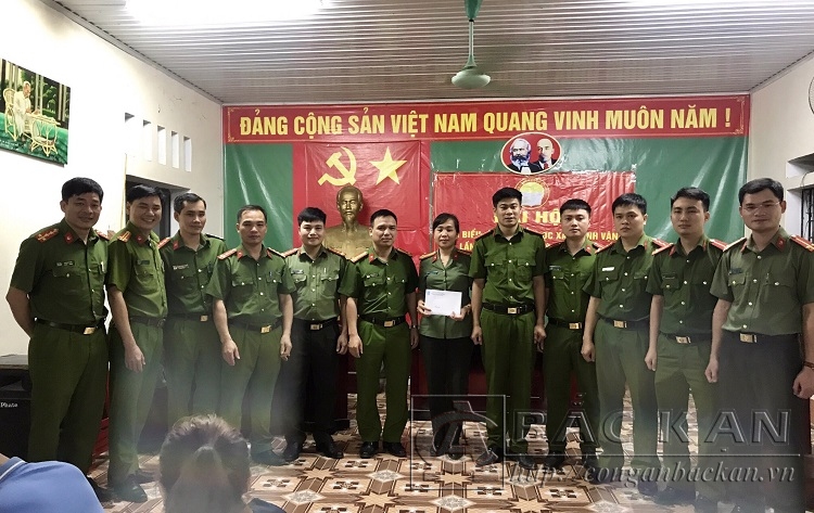 Lãnh đạo Công an huyện tặng quà tổ công tác tại xã Thanh Vận