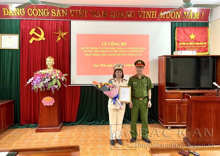 Thượng tá Hoàng Minh Hoan, Phó Trưởng Công an huyện Chợ Đồn trao Quyết định cho đại úy Ma Thị Thảo