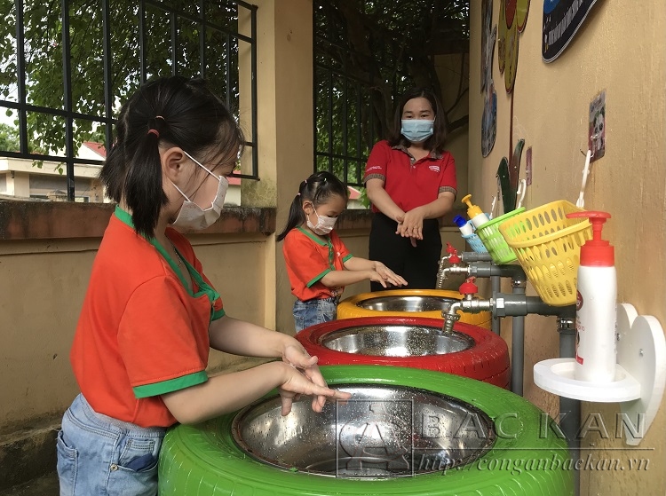 3 bồn rửa tay được lắp đặt phục vụ công tác phòng chống dịch và sinh hoạt hằng ngày cho học sinh