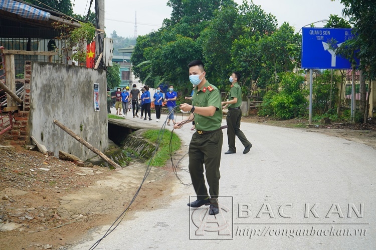 Cán bộ chiến sỹ Khối thi đua An ninh và bà con nhân dân thôn Nà Nàng thực hiện công trình Thắp sáng đường quê