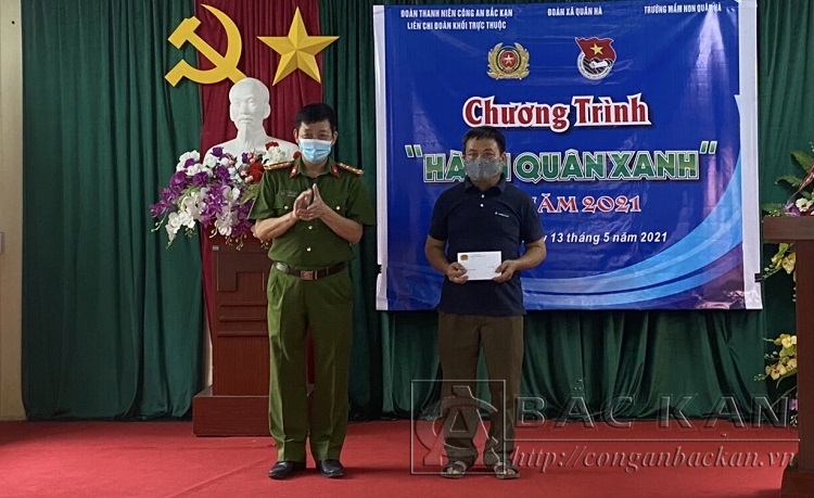 Đại tá Hà Trọng Trung – Phó Giám đốc Công an tỉnh trao số tiền hỗ trợ nhân dân thôn Nà Búng xây dựng cầu bê tông