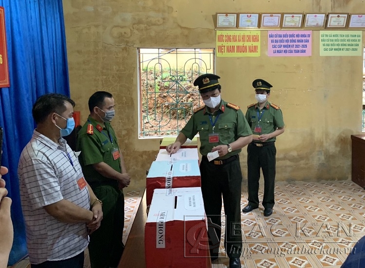 Đại tá Hà Văn Tuyên – UV BTV tỉnh ủy, Giám đốc Công an tỉnh bỏ phiếu tại điểm bầu cử thôn Nà Coóc, xã Bộc Bố, huyện Pác Nặm