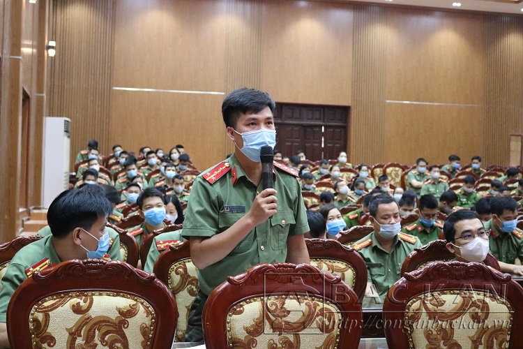 Đại úy Nguyễn Duy Quân Bí thư Đoàn thanh niên Công an tỉnh đóng góp ý kiến tại Hội nghị