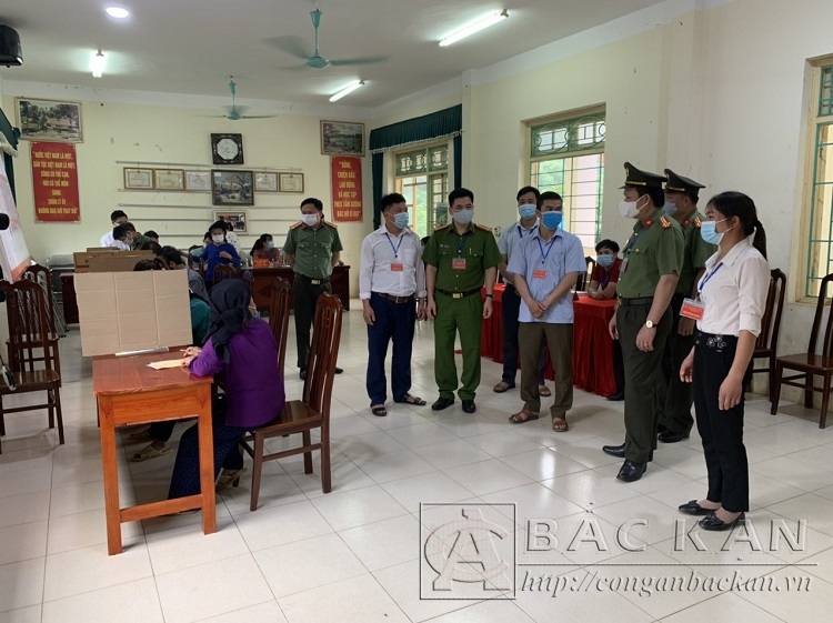 Lãnh đạo Công an tỉnh kiểm tra công tác đảm bảo ANTT tại điểm bầu cử xã Xuân La, huyện Pác Nặm