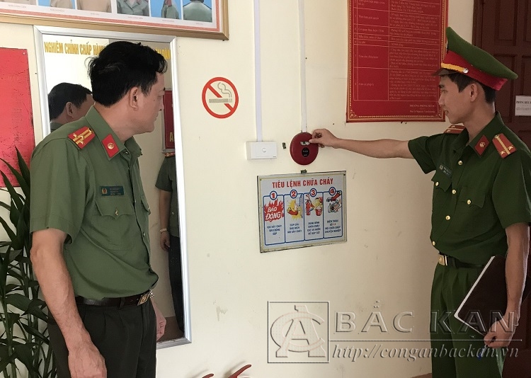 Phòng Cảnh sát PCCC và CNCH kiểm tra các thiết bị phòng cháy, chữa cháy tại trụ sở Công an tỉnh