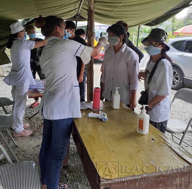 Cán bộ Y tế đang kiểm tra thân nhiệt cho Công dân di chuyển về địa phương tại Chốt kiểm dịch Y tế liên ngành tại đường BOT Thái Nguyên Chợ Mới