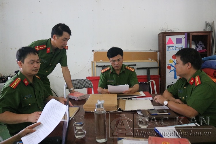 Đại tá Nguyễn Thanh Tuân   Phó Giám đốc Công an tỉnh kiểm tra, phúc tra số liệu dân cư tại xã Trung Hòa, huyện Ngân Sơn