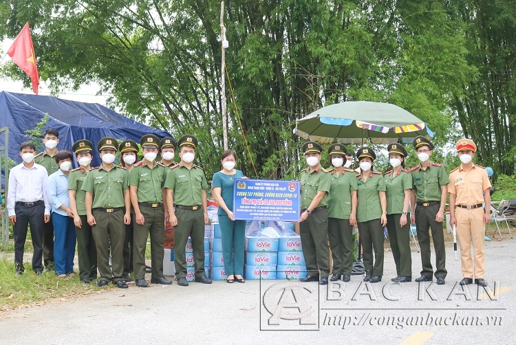 Đoàn công tác tặng quà các thành viên tại chốt kiểm dịch thôn Kéo Pụt, xã Thượng Giáo