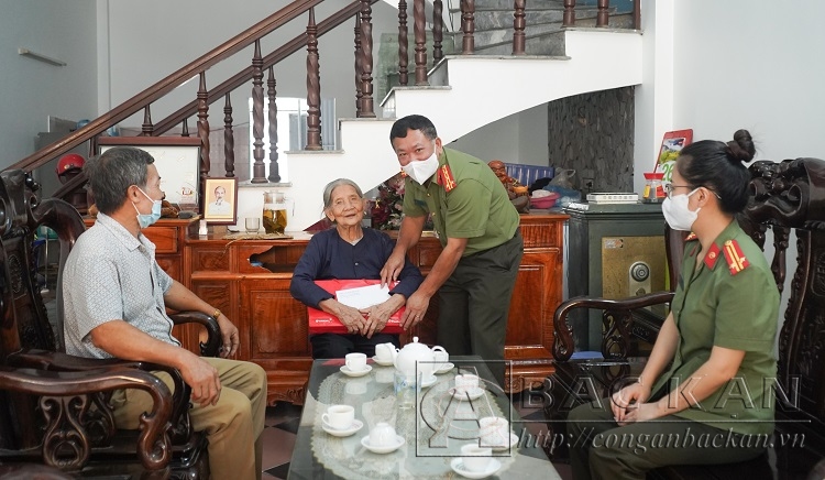 Đại tá Đinh Quang Huy, Phó Giám đốc Công an tỉnh tặng quà Mẹ Việt Nam anh hùng Nguyễn Thị Bé