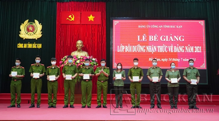 Đại tá Hà Trọng Trung – Phó Bí thư Đảng ủy, Phó Giám đốc Công an tỉnh trao Giấy chứng nhận cho các học viên