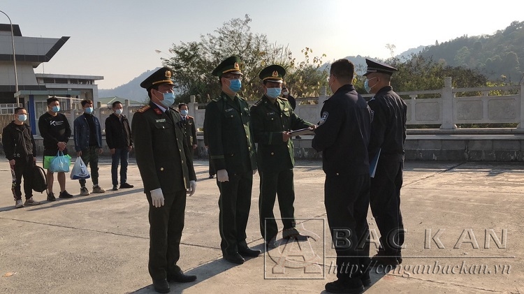 Phòng An ninh đối ngoại  phối hợp với lực lượng chức năng trao trả 04 người quốc tịch Trung Quốc tại cửa khẩu Trà Lĩnh, tỉnh Cao Bằng
