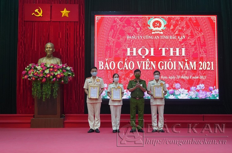 Đồng chí Hà Trọng Trung – Phó Bí thư Đảng ủy Công an tỉnh trao giải Nhất, Nhì cho các thí sinh