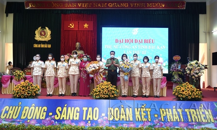 Đồng chí Hà Thị Liễu, Đại tá Hà Văn Tuyên tặng hoa chúc mừng Ban chấp hành Hội Phụ nữ Công an tỉnh khóa III, nhiệm kỳ 2021  2026
