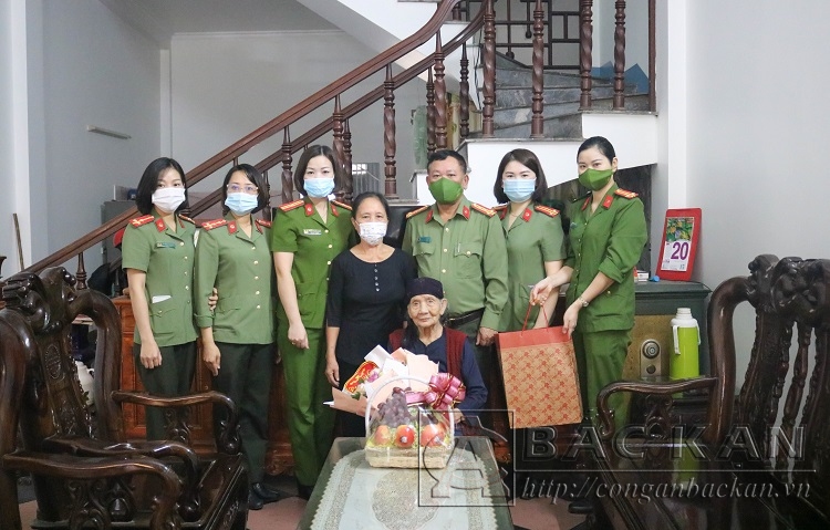 Đại tá Đinh Quang Huy và đoàn công tác tặng hoa chúc mừng Mẹ
