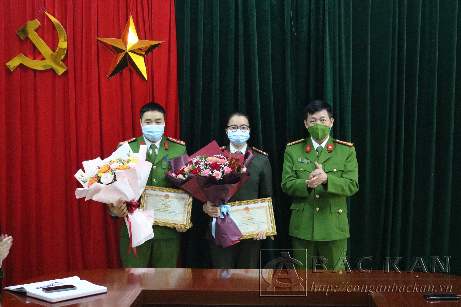 Đại tá Hà Trọng Trung trao giấy khen cho các cá nhân