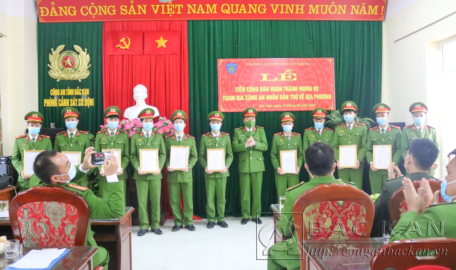 Thượng tá Ma Xuân Thịnh, Trưởng phòng Cảnh sát cơ động trao quyết định xuất ngũ cho chiến sĩ hoàn thành nghĩa vụ CAND.