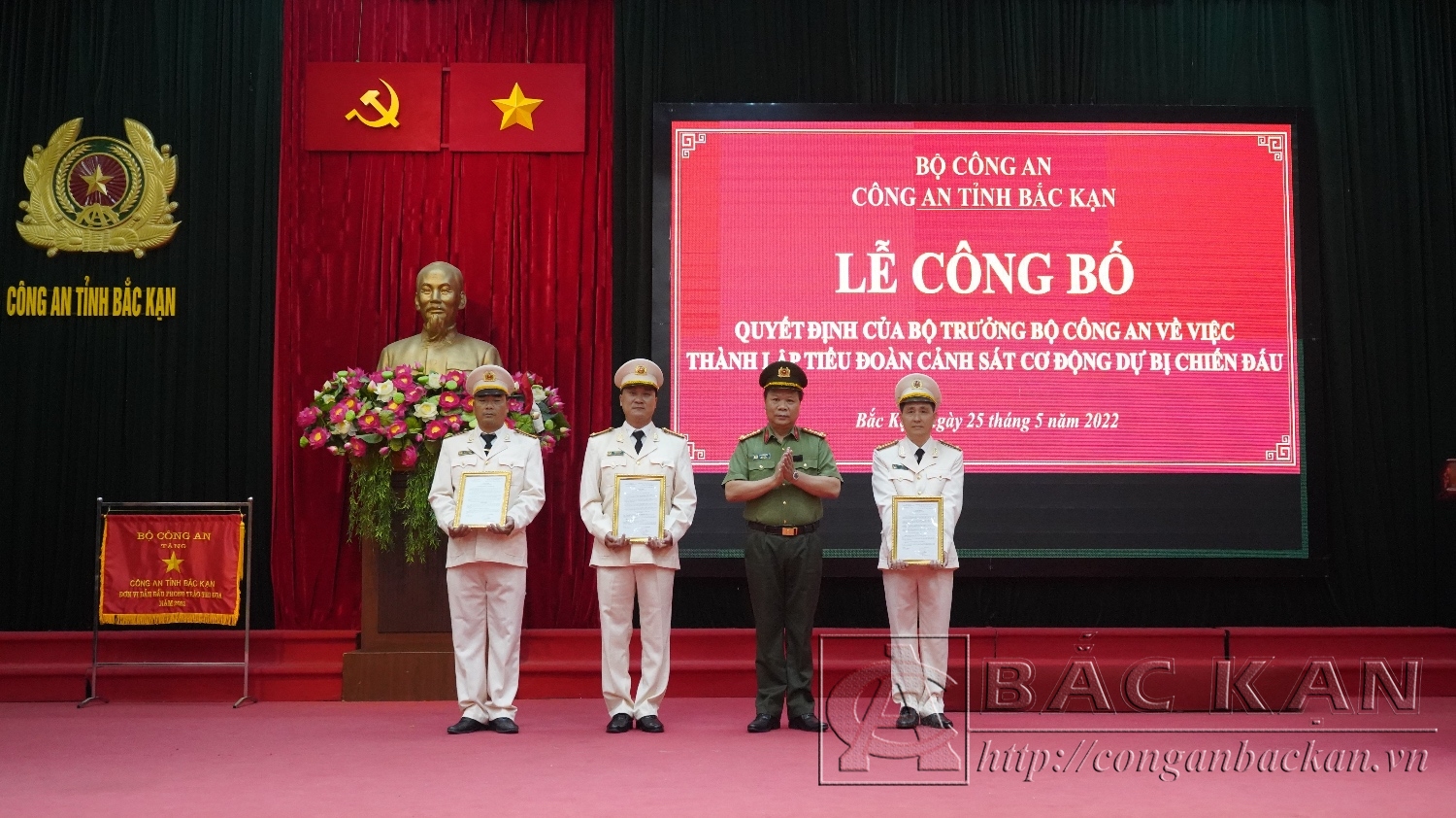 Đại tá Hà Văn Tuyên – Giám đốc Công an tỉnh trao Quyet ?inh v ề công tác cán bộ