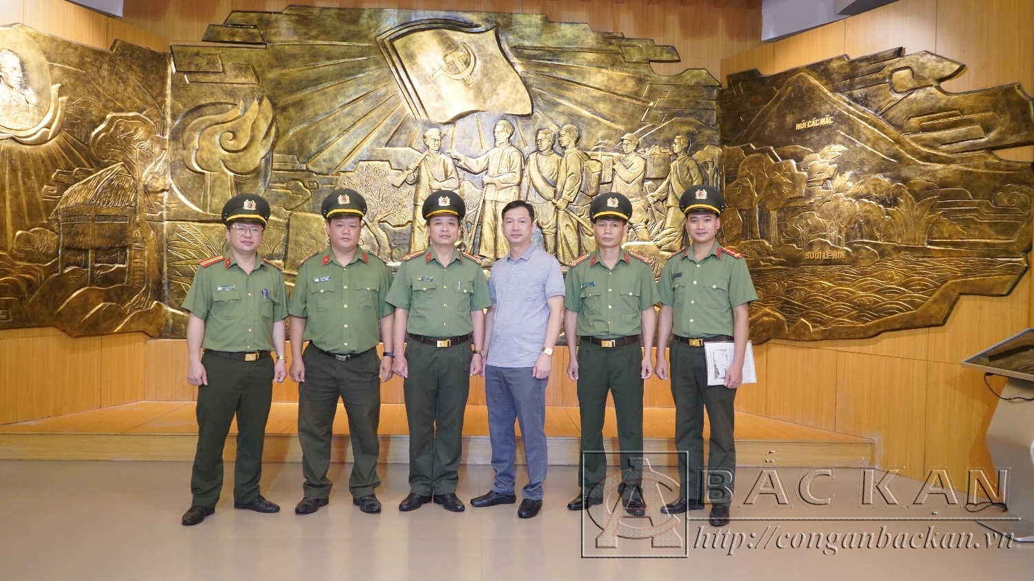 Thanh tra Công an Bắc Kạn chụp ảnh lưu niệm trong chuyến công tác tại tỉnh Cao Bằng