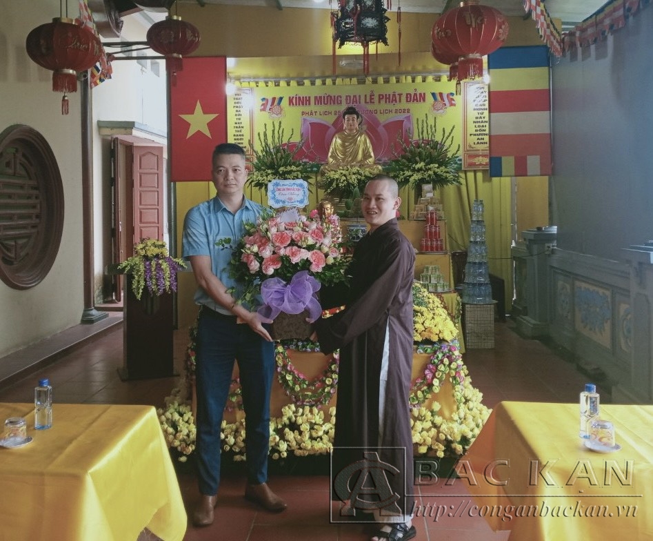 Trung tá nguyễn Quang Điệp - Phó trưởng Phòng An ninh nội địa chúc mừng Ban trị sự giáo hội phật giáo Việt Nam tỉnh Bắc Kạn