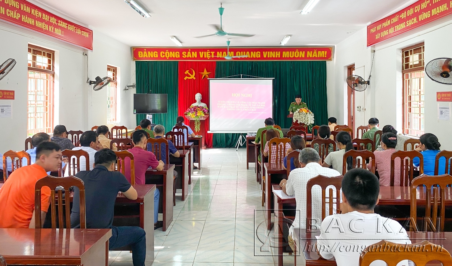  Hội nghị tuyên truyền pháp luật được tổ chức tại UBND thị trấn Nà Phặc, huyện Ngân Sơn.