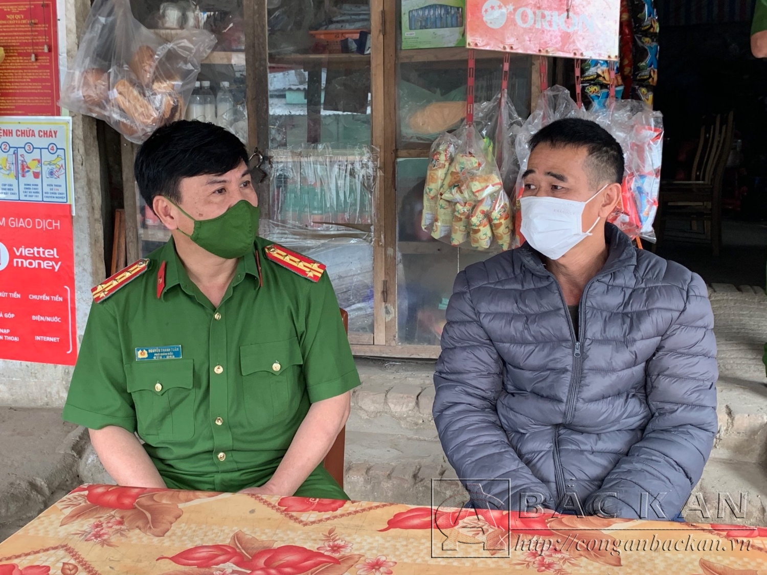 Đại tá Nguyễn Thanh Tuân, Phó Giám đốc Công an tỉnh, thăm gia đình ông Đặng Ngọc Hùng, thôn khuổi thiêu xã Quân Hà, huyện Bạch Thông là người đã từng lầm lỗi.
