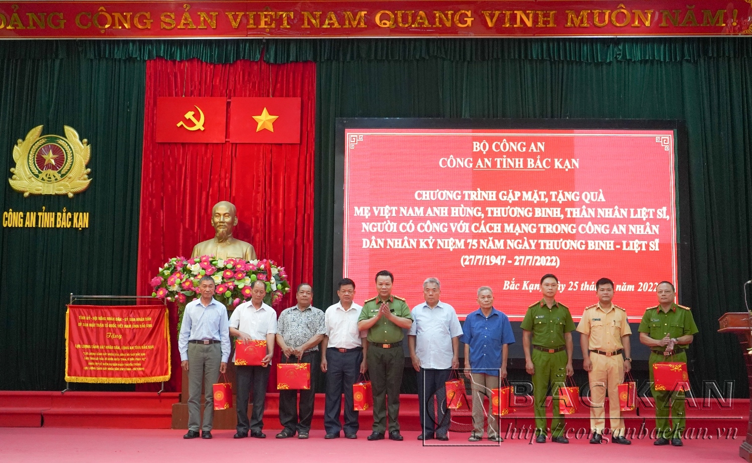 Đại tá Hà Văn Tuyên, tặng quà các thương binh CAND