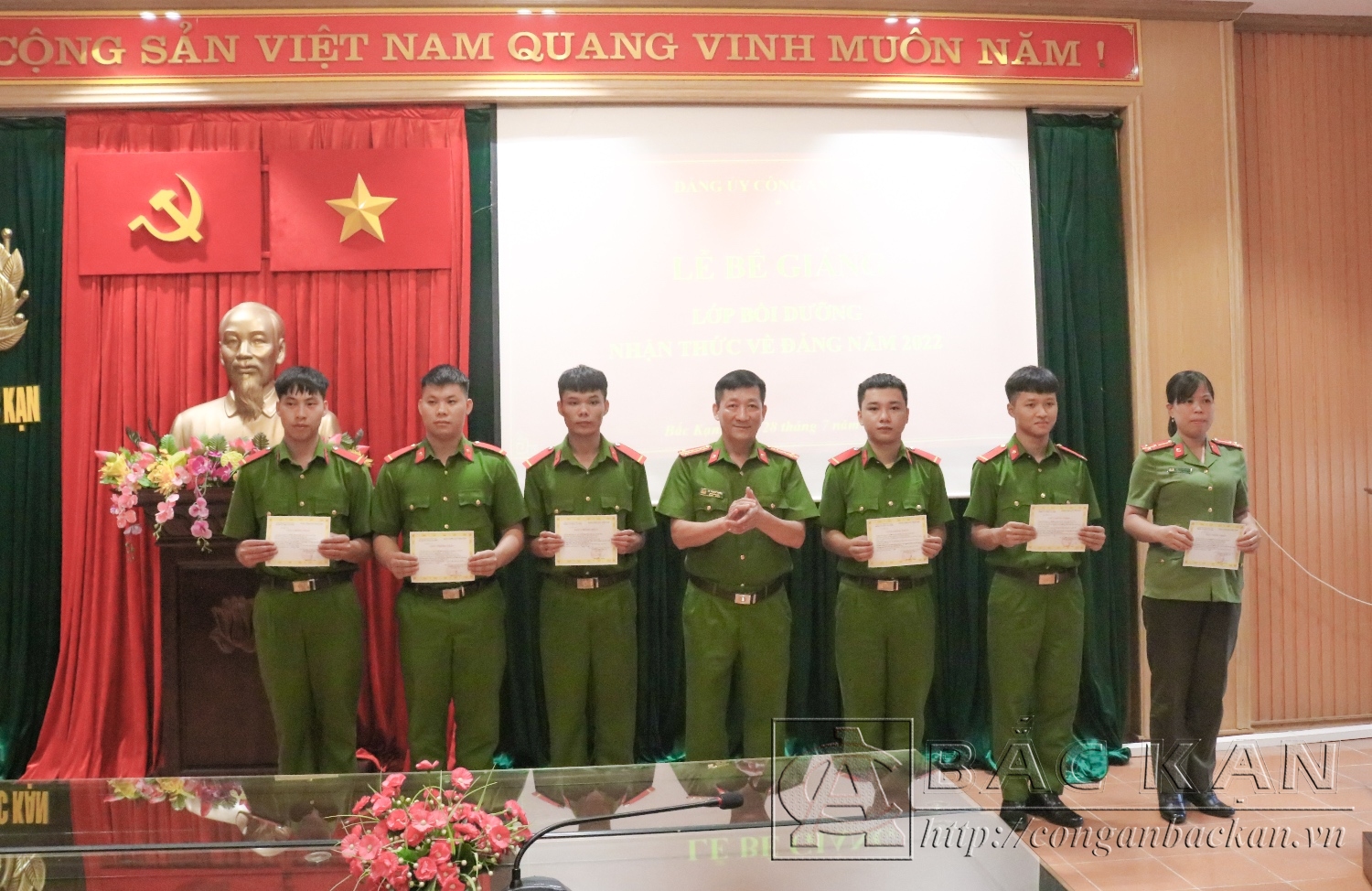 Đại tá Hà Trọng Trung – Phó Bí thư Đảng ủy, Phó Giám đốc Công an tỉnh trao chứng nhận cho học viên hoàn thành lớp bồi dưỡng.