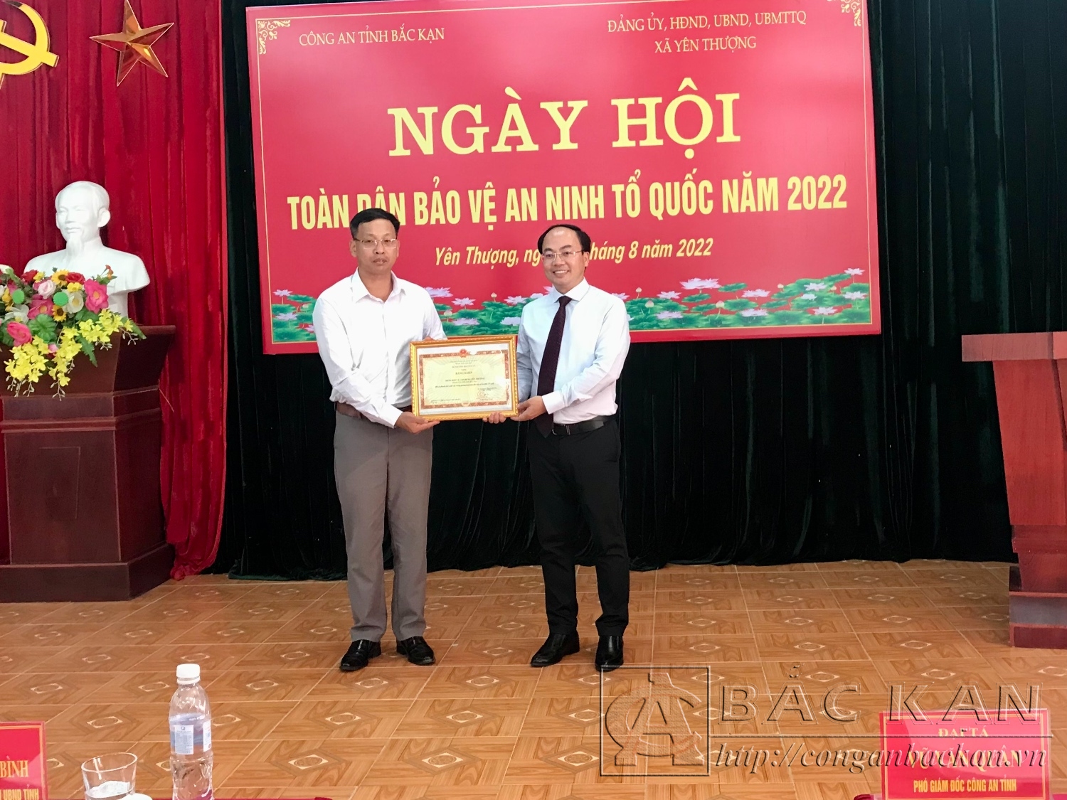 Đồng chí Nguyễn Đăng Bình, Phó Bí thư Tỉnh ủy, Chủ tịch UBND tỉnh trao Bằng Khen của Bộ Công an cho Nhân dân và cán bộ xã Yên Thượng