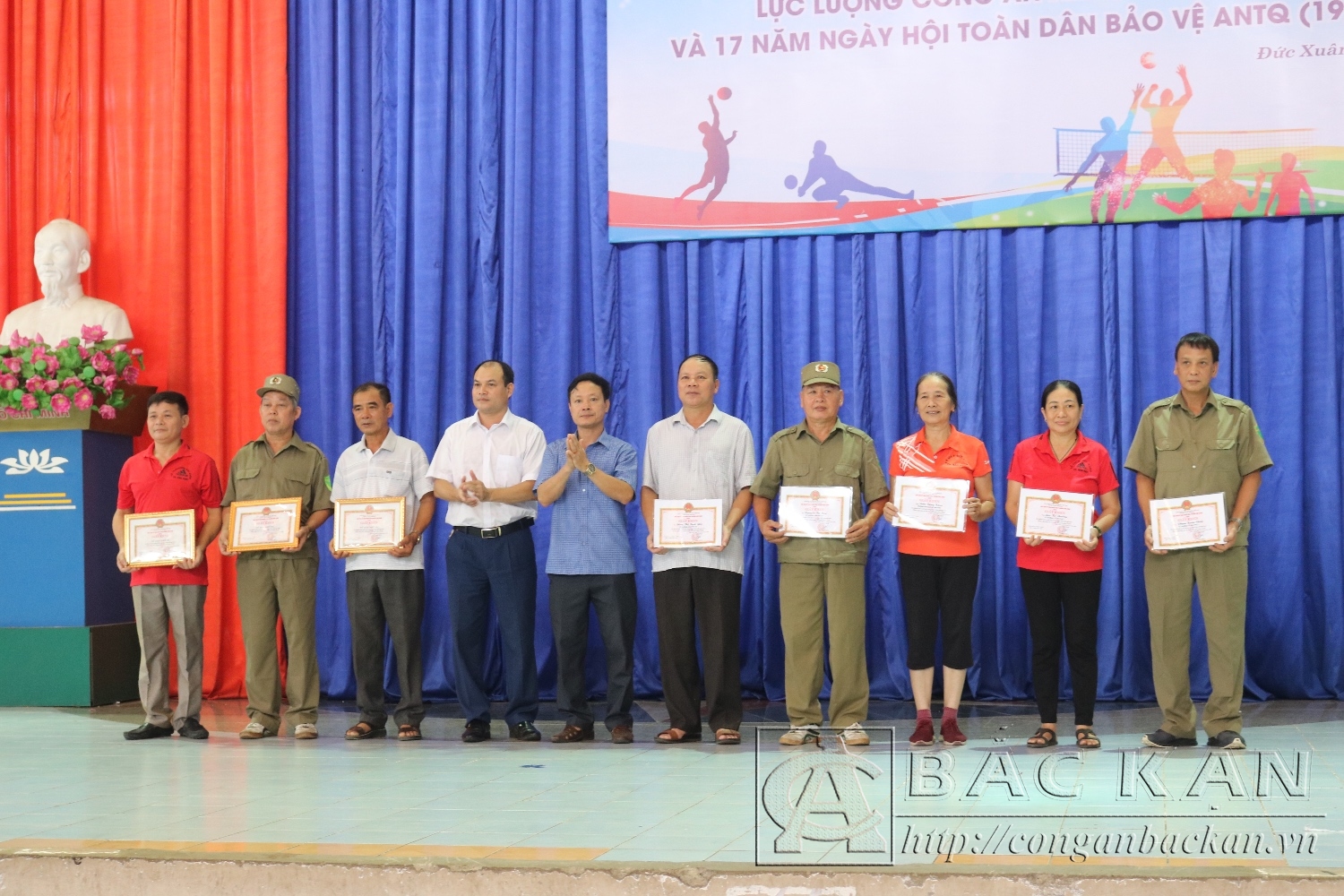 Đảng ủy, UBND phường Đức Xuân khen thưởng các tập thể, cá nhân có nhiều thành tích xuất sắc trong phong trào toàn dân bảo vệ ANTQ