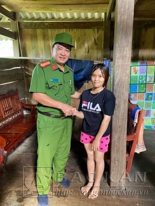 Thượng tá Nguyễn Văn Kiên, Phó trưởng Công an huyện Bạch Thông đưa nạn nhân về với gia đình